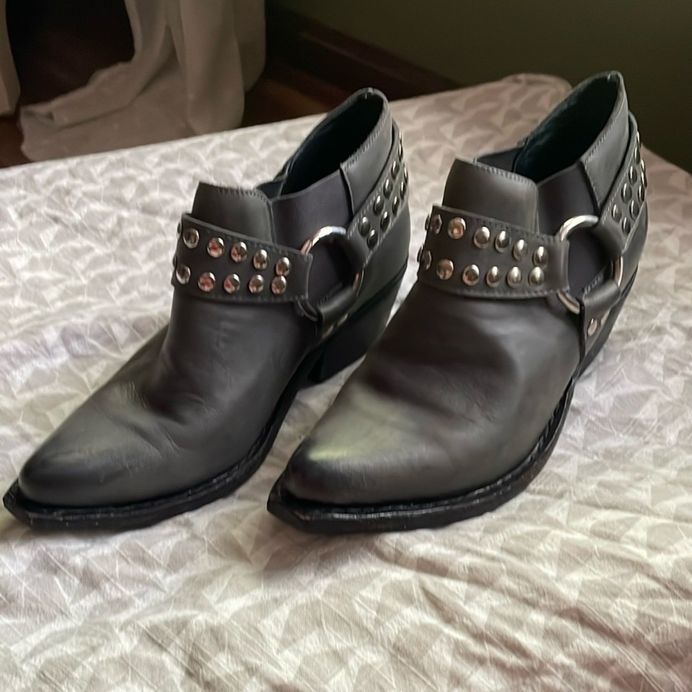 Jeffrey Campbell Women’s Grey Leather silver studded harness boots bootie 9 EUC
